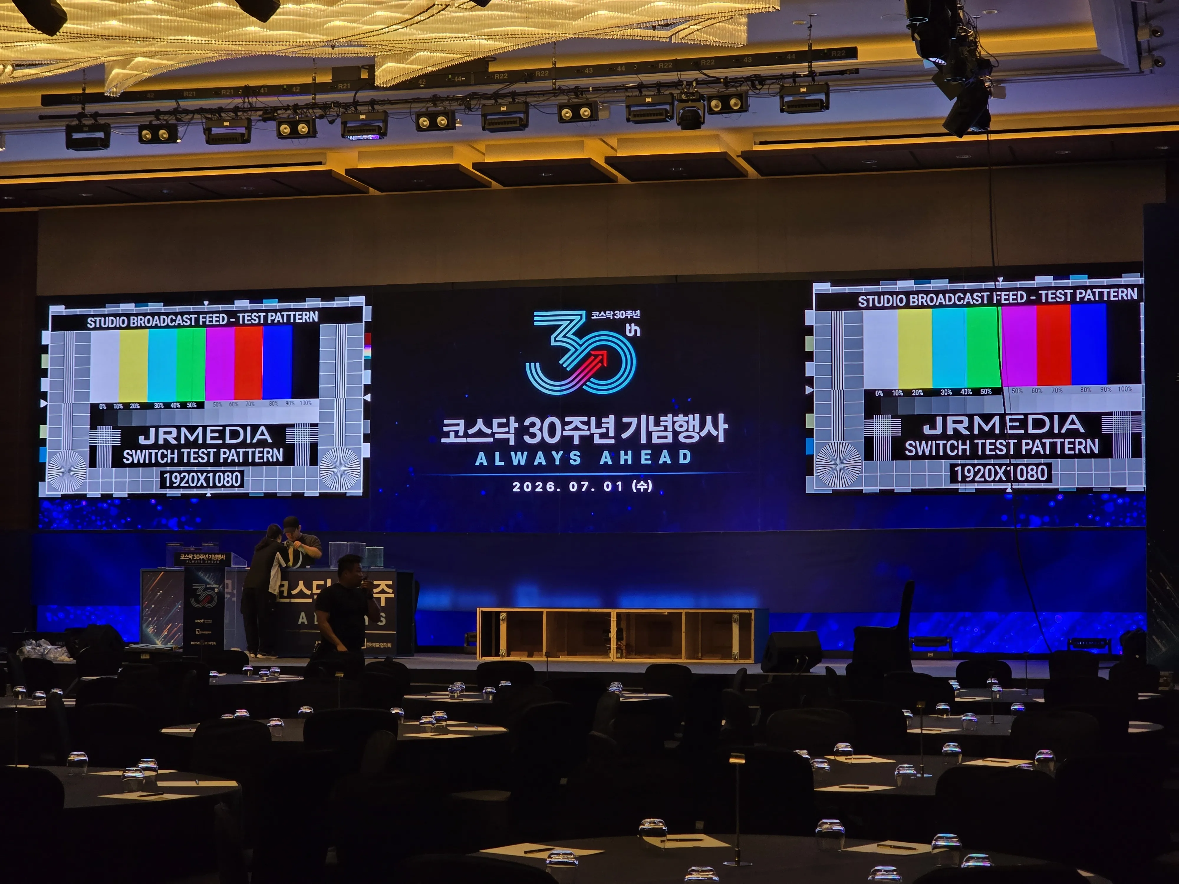 무중단 화면 믹싱과 전환을 정밀 조율하는 전문 하드웨어 비디오 스위처 데스크