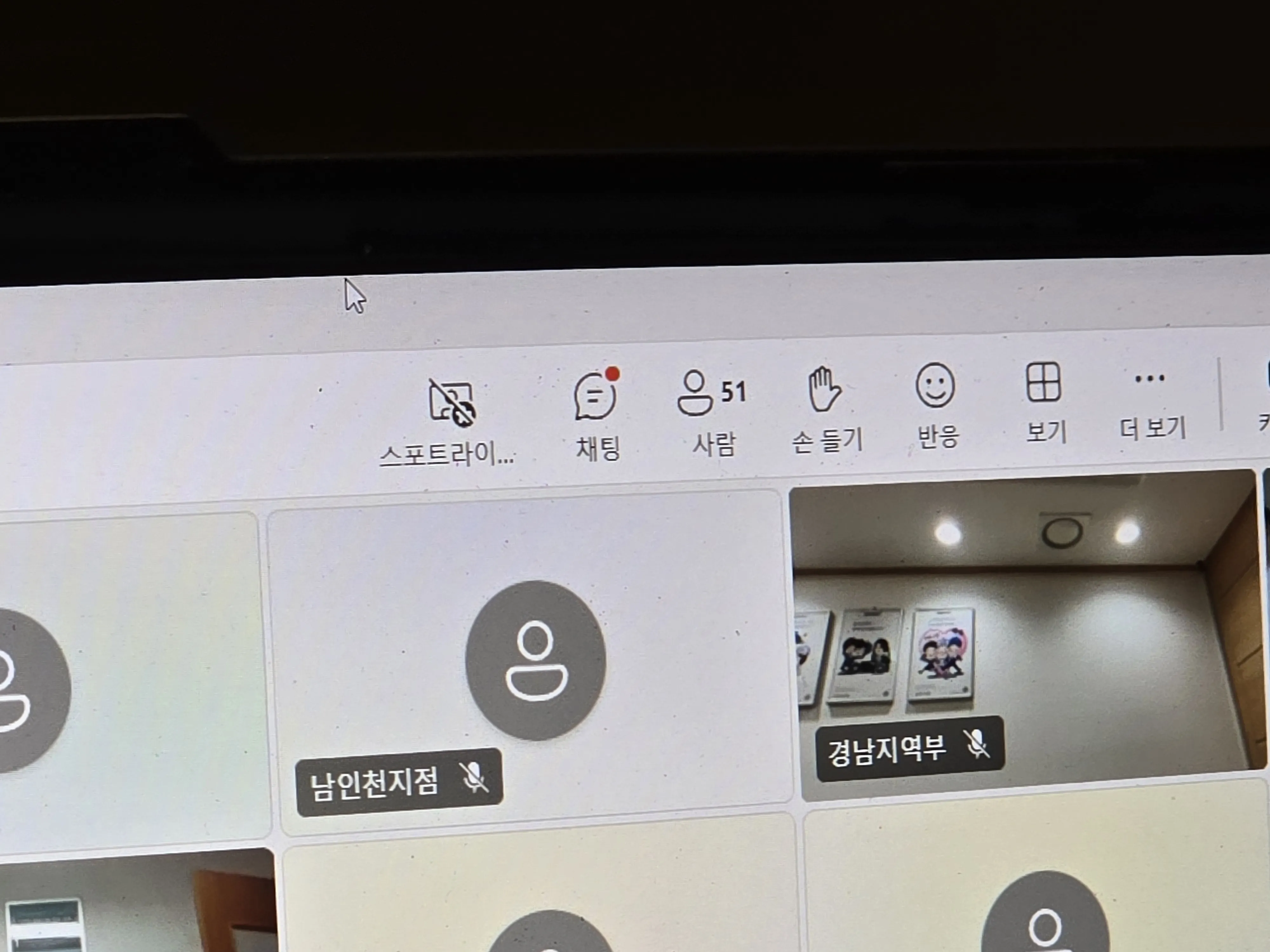 안정적으로 통합 송출과 녹화를 진행 중인 제이알미디어 기술진