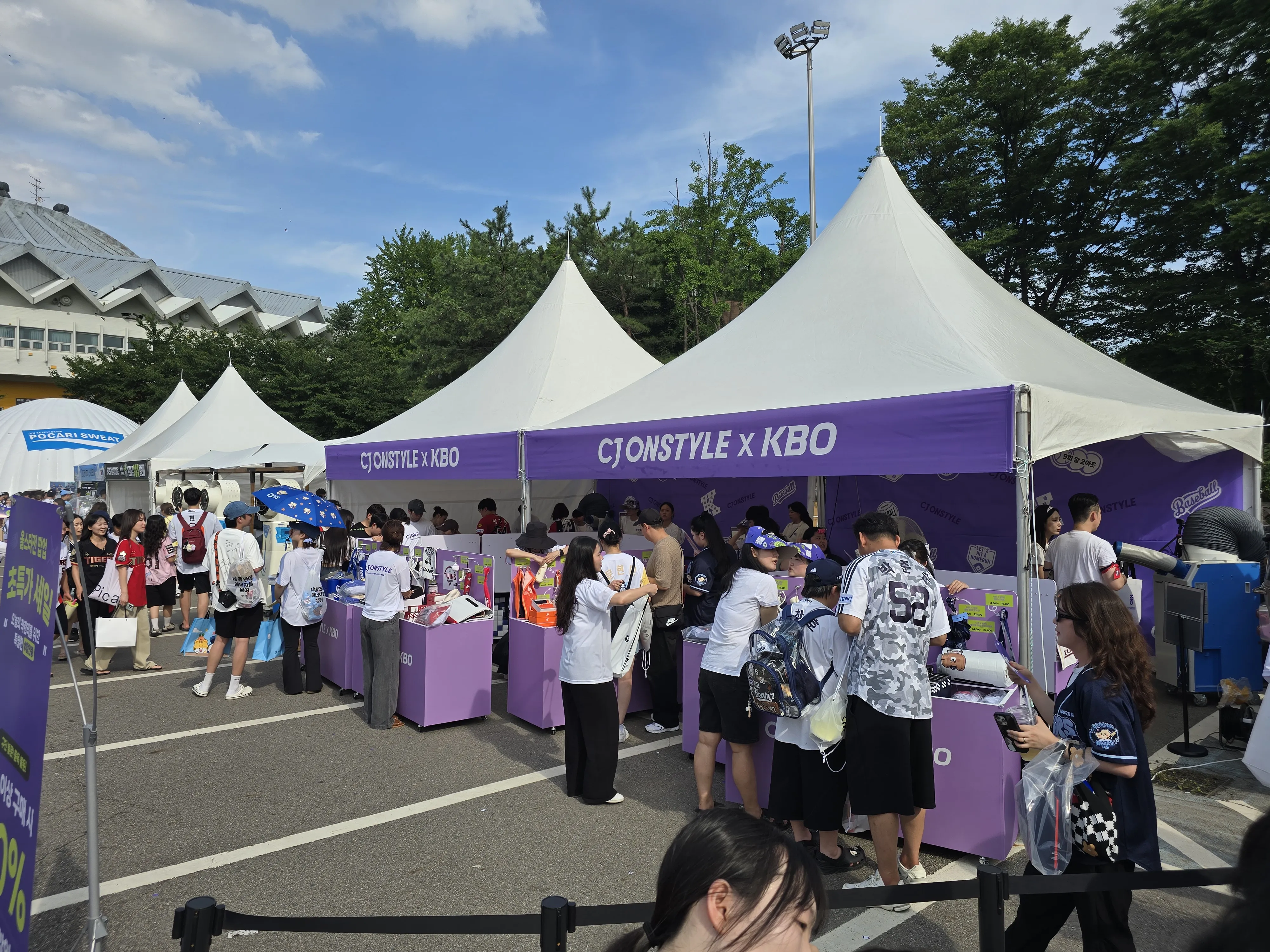 야구장 야외에 마련된 CJ온스타일 브랜드 이벤트 부스 전경